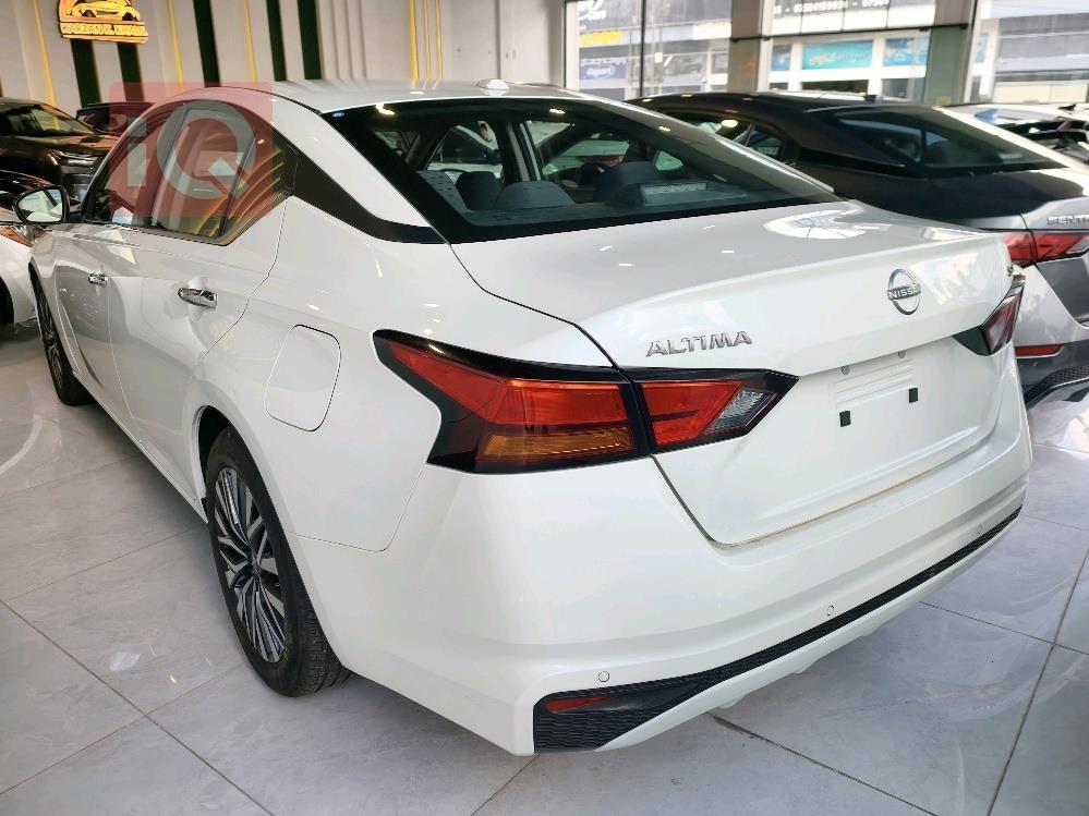 نيسان ألتيما